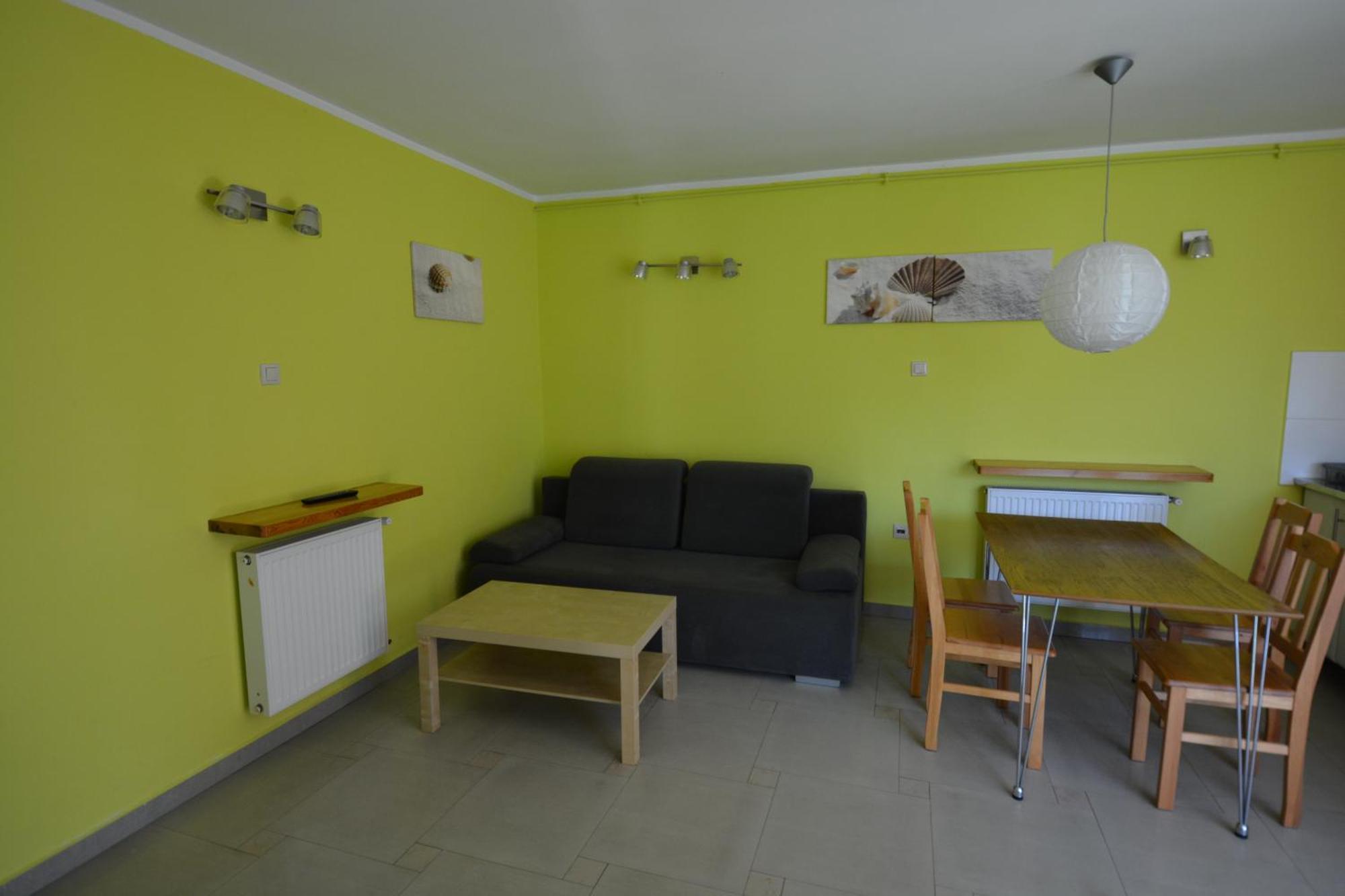 Domyletnie Maly Dom 46 M2 Z Ogrodzona Dzialka